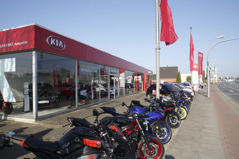 Autohaus S. Maske an der Papenstraße mit Motorrädern vor dem Showroom